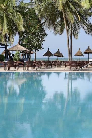 La piscine de l’hôtel, bordée de cocotiers, face à la mer.