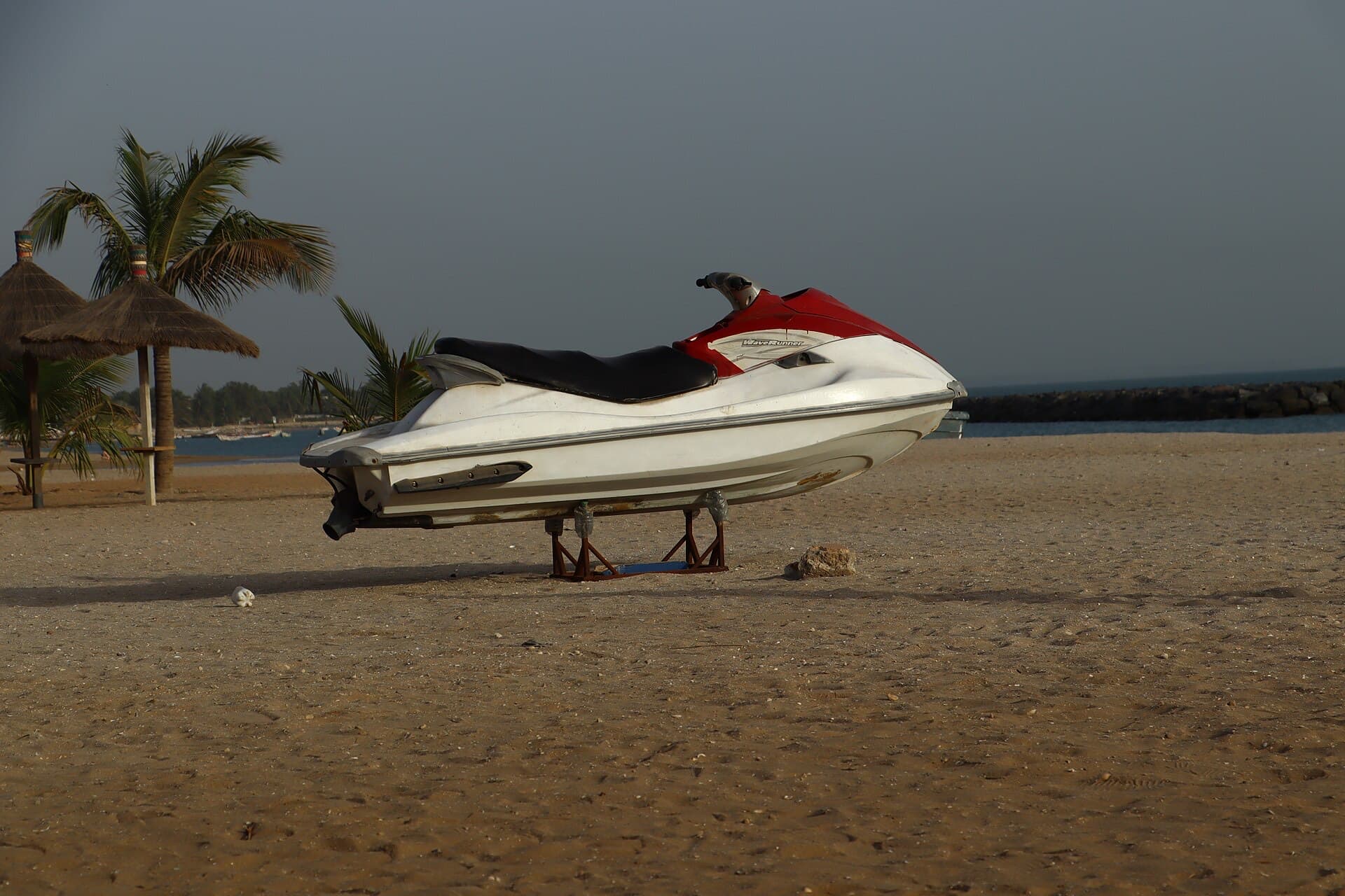 Bord de mer à Saly, entre parasols de paille et cocotiers.