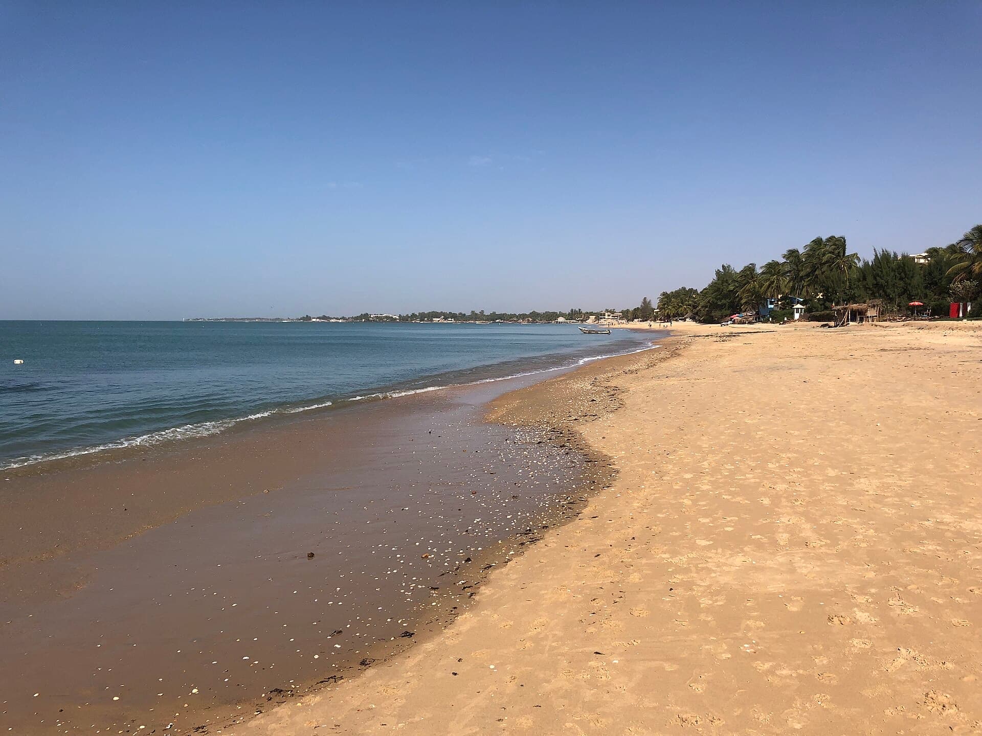 La plage de Saly Portudal : sable doré, cocotiers et océan.