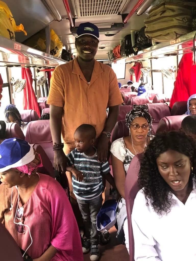 Participants et enfants à bord du car pendant le trajet.