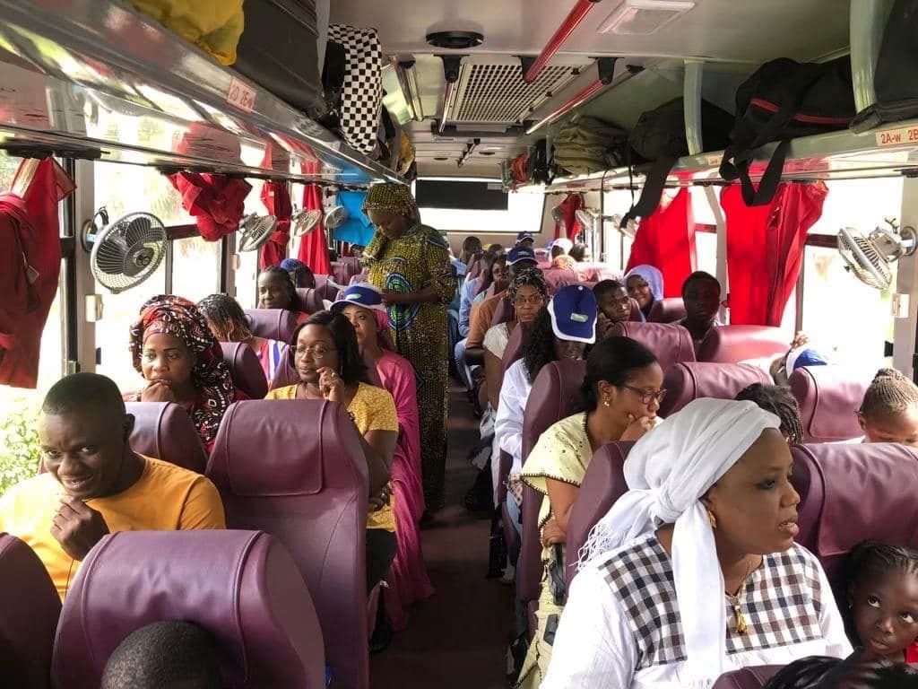 Le personnel de l’ESP à bord du car, sur la route de Saly.
