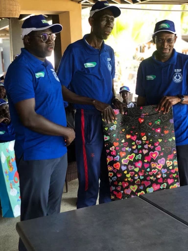 Remise de cadeaux à des membres du personnel.