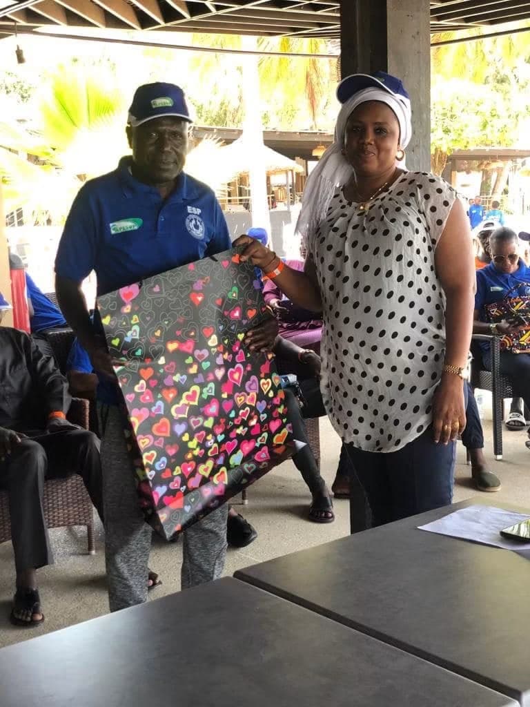 Remise de cadeaux à une participante lors de la sortie.