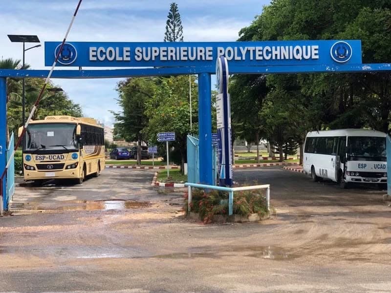 Les cars stationnés à l’entrée de l’École Supérieure Polytechnique, avant le départ.