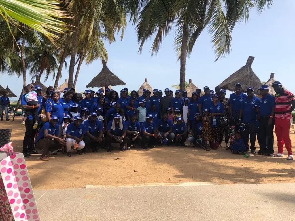 Photo de groupe du personnel de l’ESP sous les cocotiers, lors d’une précédente sortie annuelle.