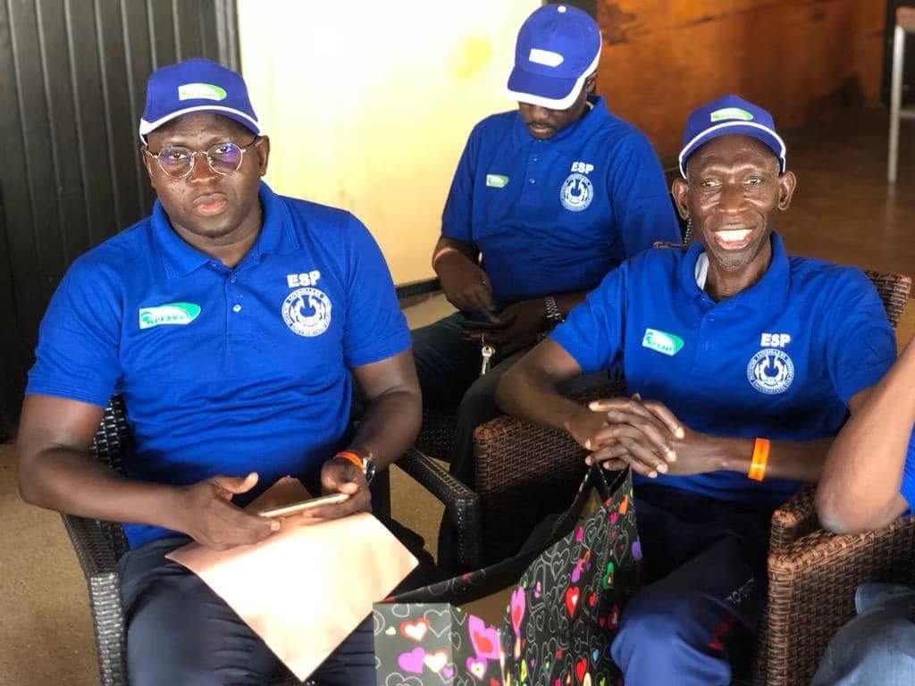 Membres du personnel souriants lors de la sortie.